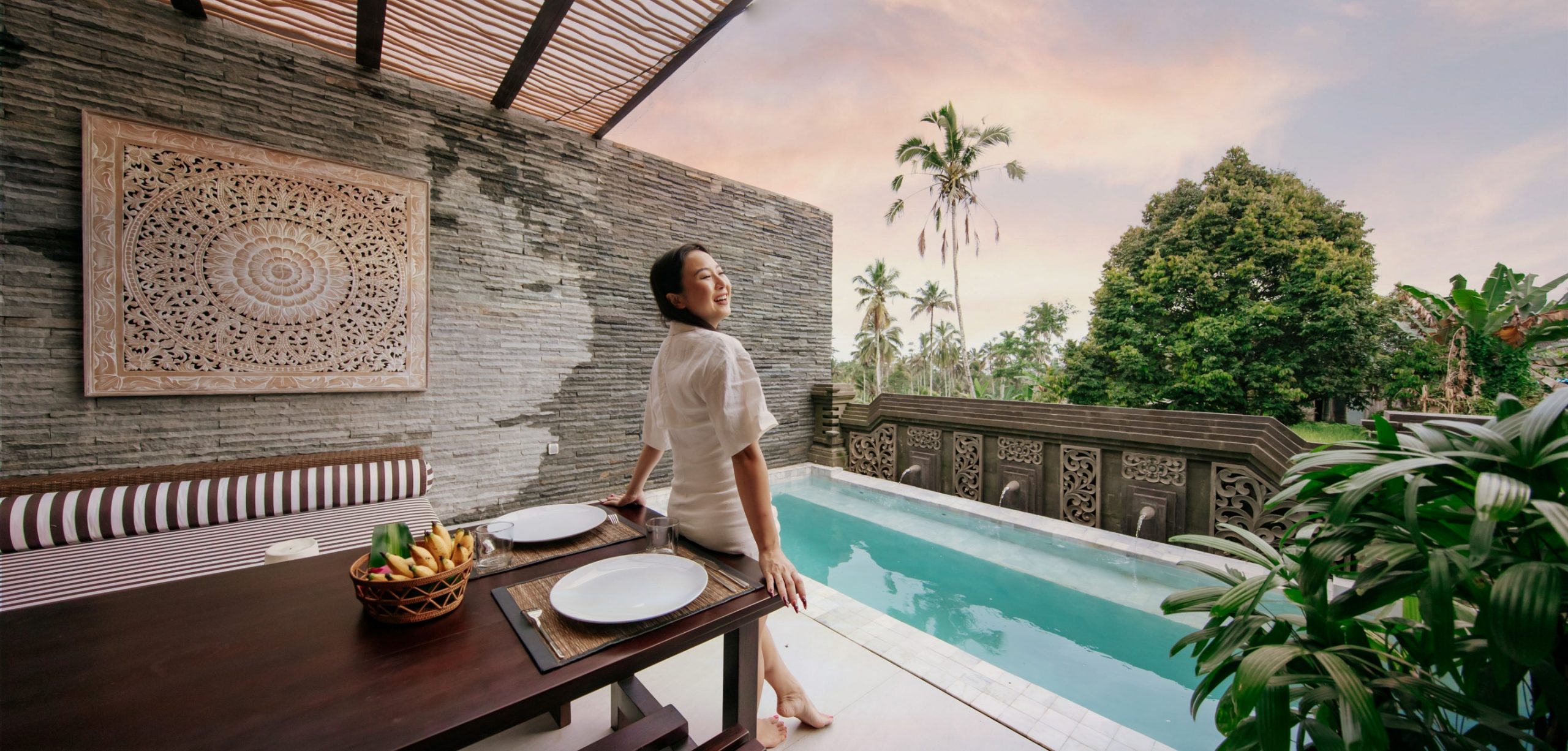 Private Jacuzzi Lounge Pool with Ubud authentic craftmanship